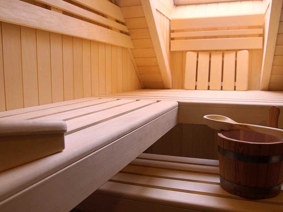 Sauna mit Glasfront unter Dachschräge