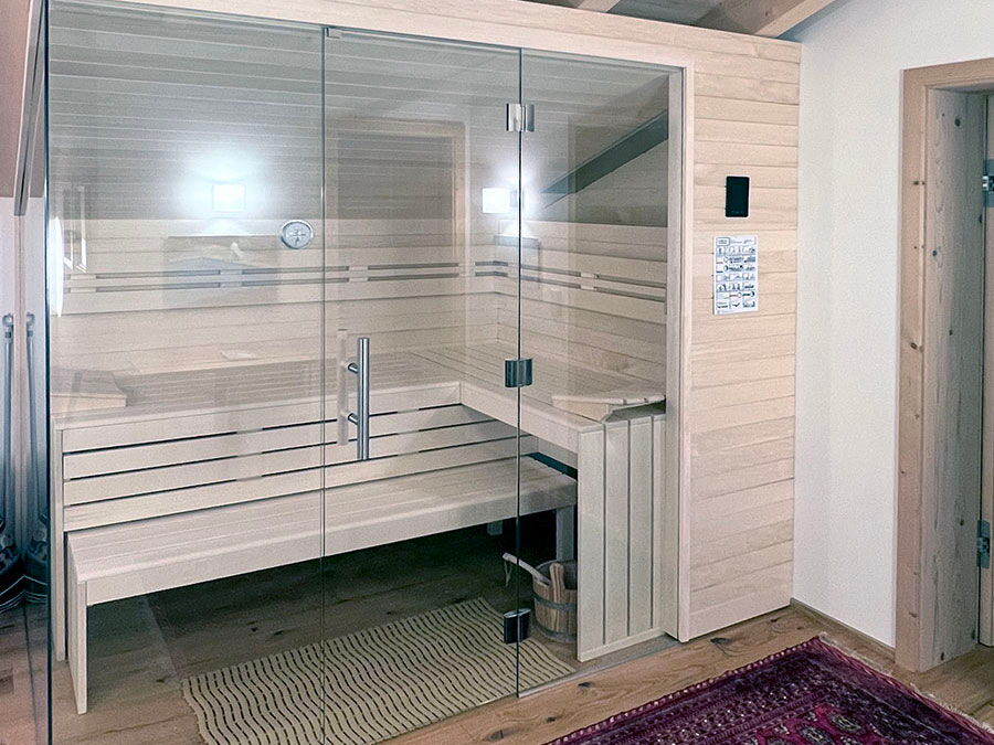 Sauna mit Glasfront unter Dachschräge