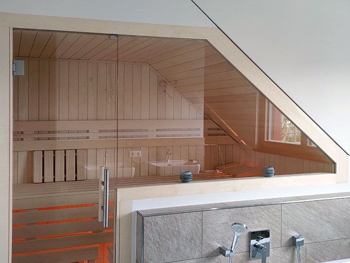Sauna mit Glasfront und Dreiecksfenster im Walmdach