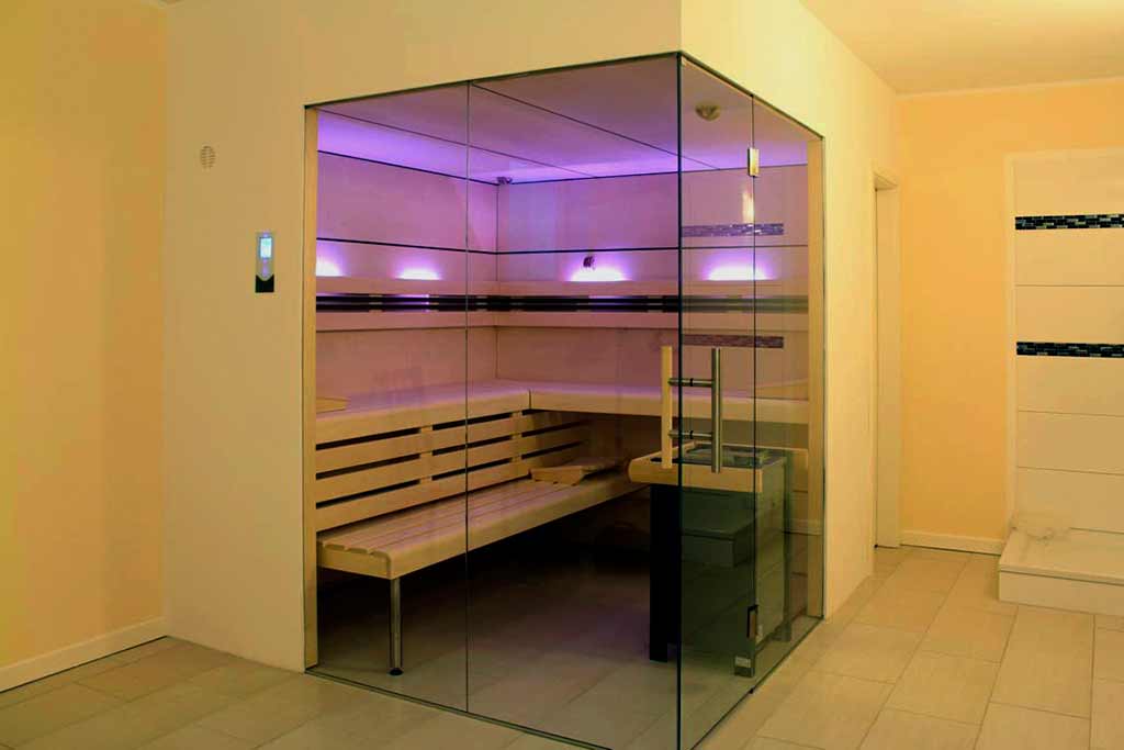 Sauna mit Glasfronten über Eck