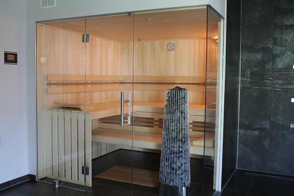 Sauna mit Glasfronten über Eck