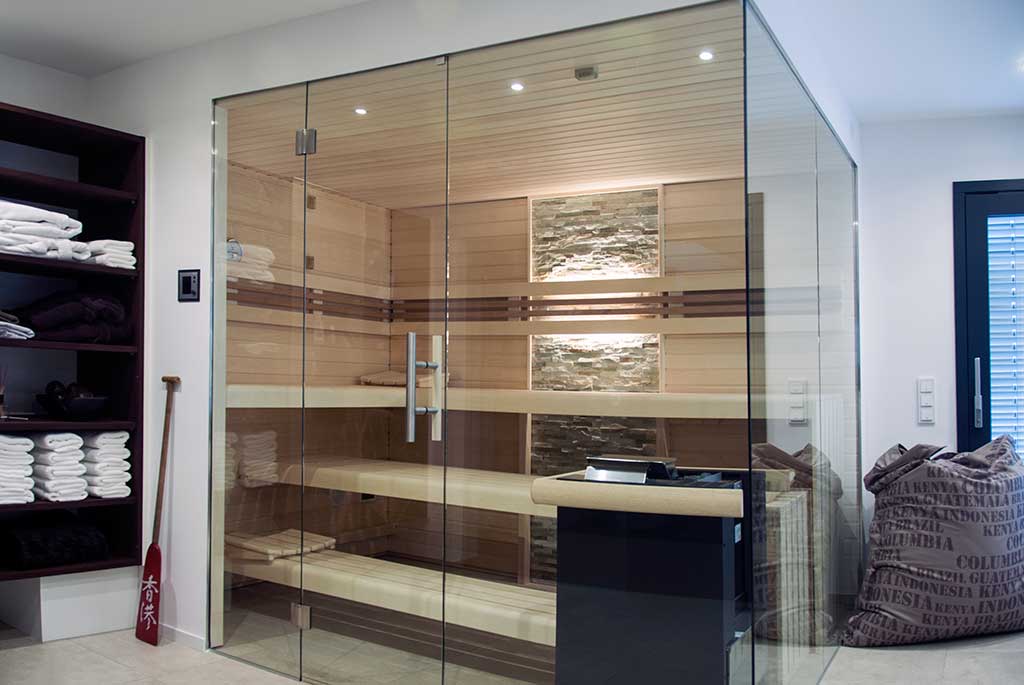 Sauna mit Glasfrontenen über Eck und Sonderhöhe