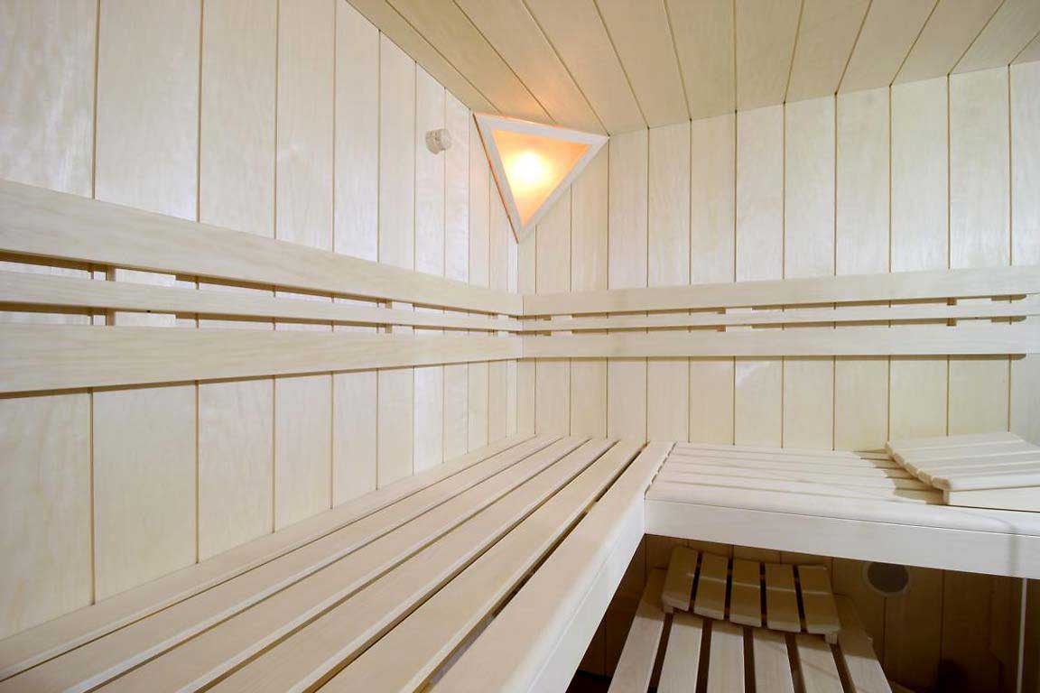 Sauna mit Glasfront und Rigipsverkleidung