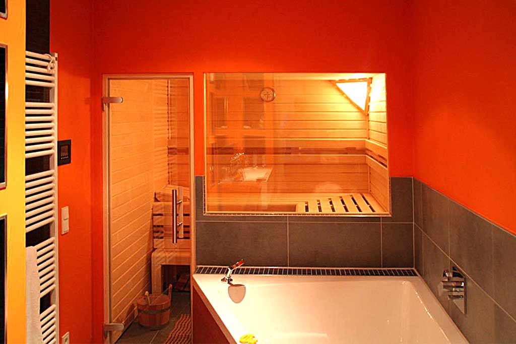 Sauna mit Glasfront unter Dachschräge