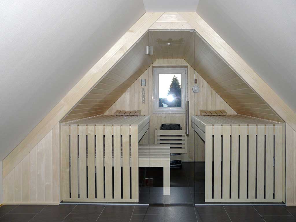 Sauna mit Glasfront unter Dachschräge