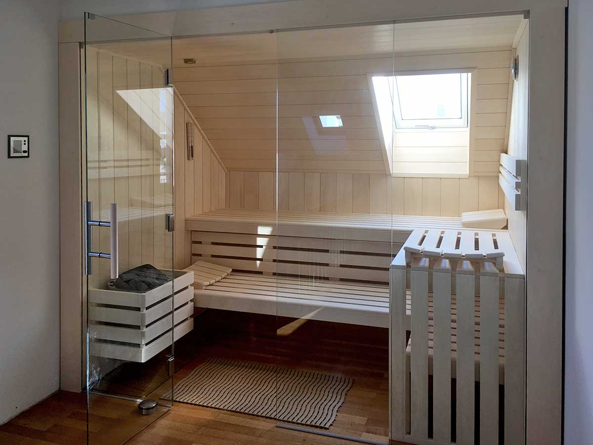 Sauna mit Glasfront unter Dachschräge