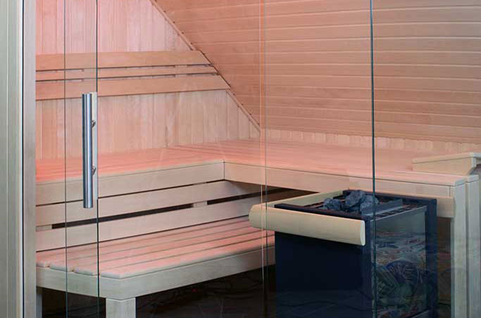 Sauna mit Glasfront unter Dachschräge